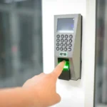 Seseorang menggunakan pemindai fingerprint untuk akses masuk di lingkungan bisnis